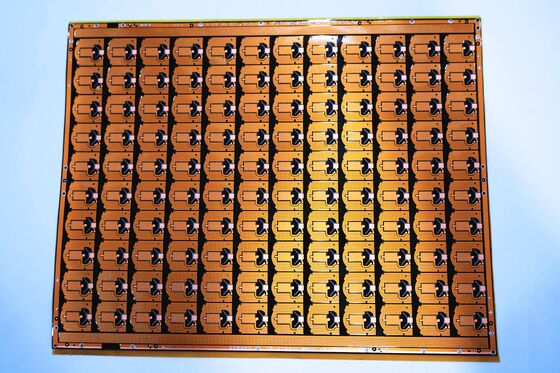 comprar FPC de camada dupla com largura de linha de 0,1 mm Min. e alta flexibilidade para design compacto de dois lados online manufacture